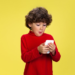 ¿A qué edad es conveniente tener el primer celular?
