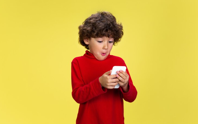 ¿A qué edad es conveniente tener el primer celular?