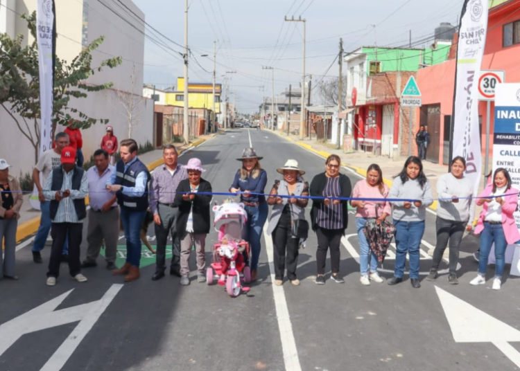 Angón entrega pavimentación de calle Zacapoaxtla