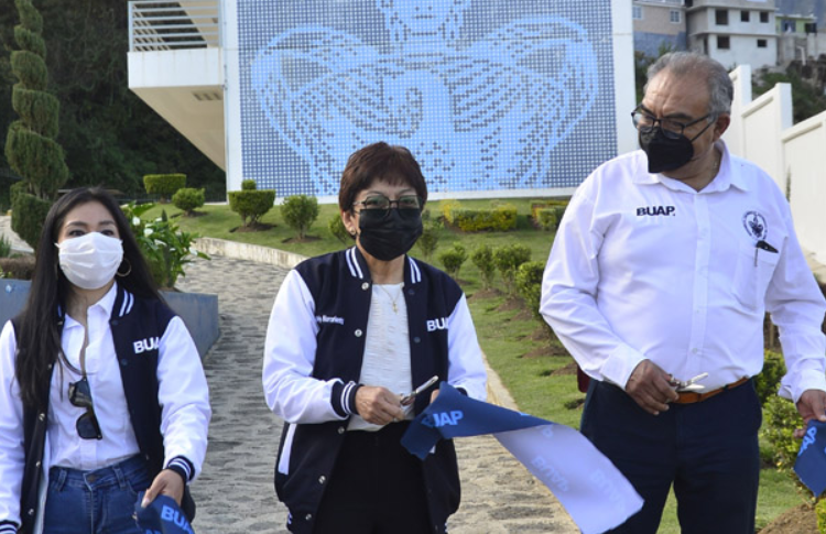 Lilia Cedillo entrega equipamiento para el Complejo Universitario de la Salud