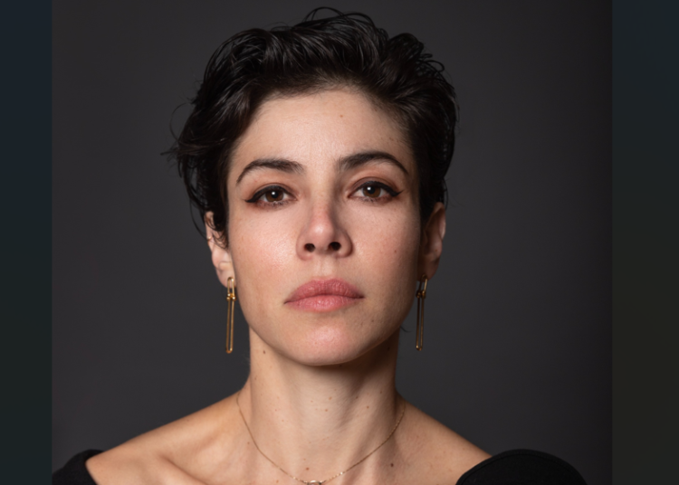 Natalia Plascencia interpreta a Mónica en Familia, producción de Netflix