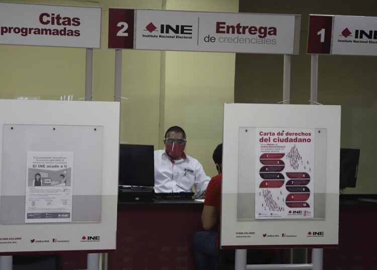 INE amplía horarios para renovar credencial de elector