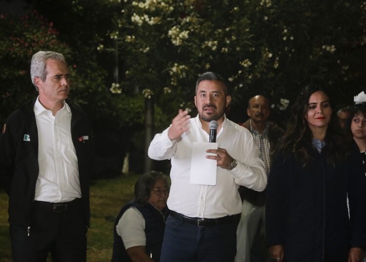 Adán Domínguez entrega luminarias en zonas escolares