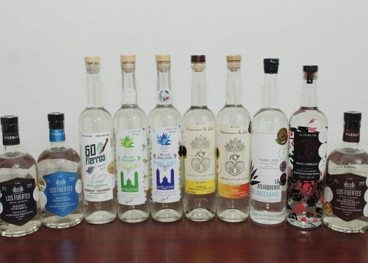 Promueven 40 marcas de mezcal poblano en concurso nacional