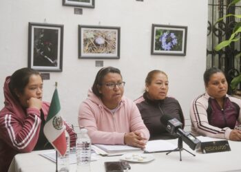 Padres de familia de Canoa exigen destitución de directora de Centros Escolares