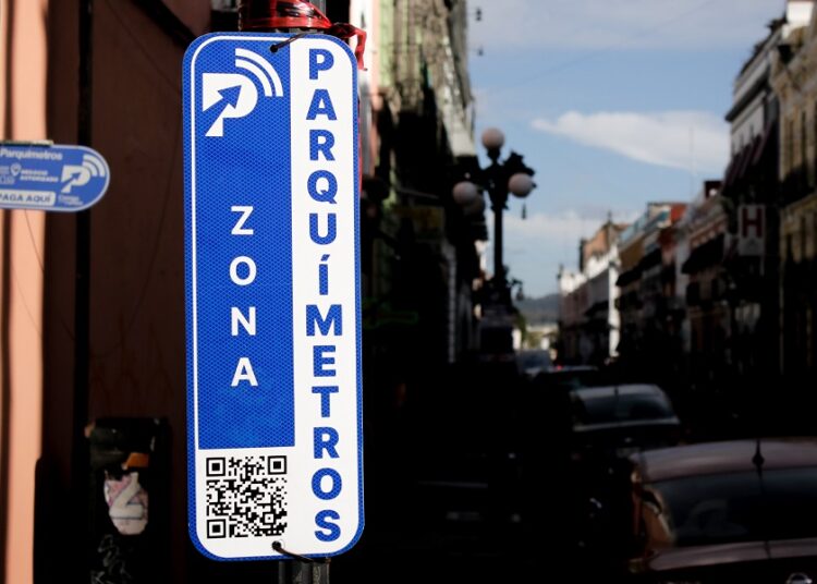 Analizan implementación de parquímetros en Santiago