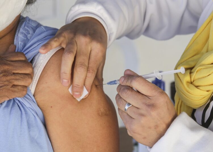 Maestros de Sección 51 se vacunan contra influenza, tétanos y neumococo