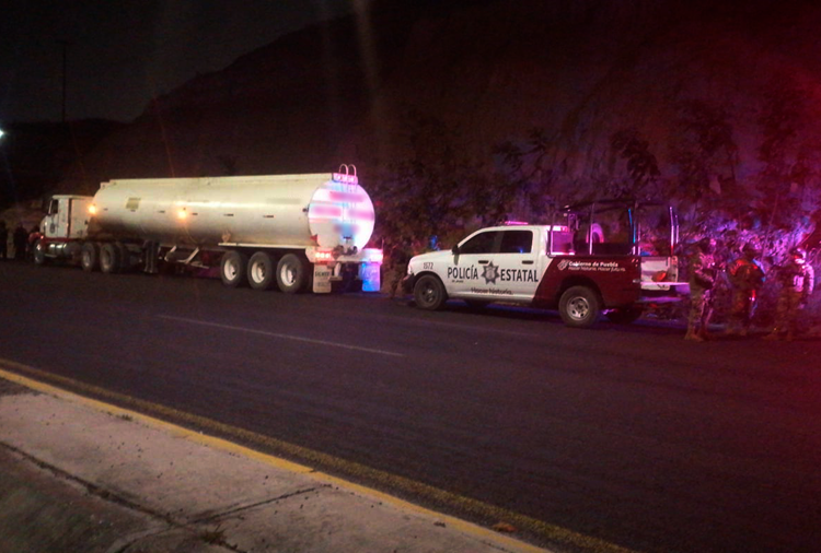 SSP y Semar aseguran tractocamión abastecido con aceite de procedencia ilícita