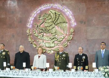 AMLO y Céspedes encabezan ceremonia por el Día del Ejército