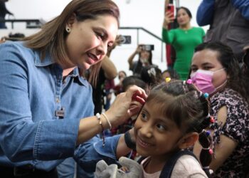 Gabriela Bonilla encabeza encendido de 6 aparatos cocleares