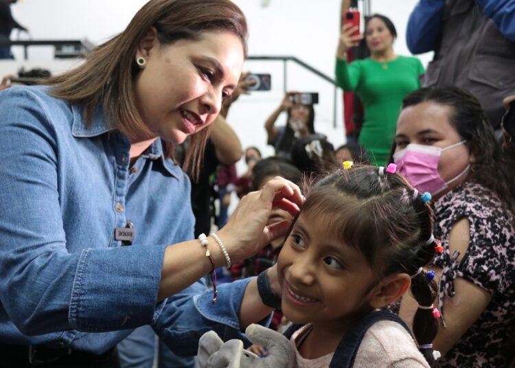 Gabriela Bonilla encabeza encendido de 6 aparatos cocleares