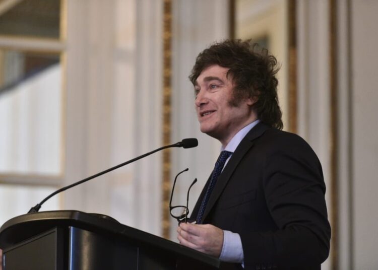 Javier Milei prohíbe uso de lenguaje inclusivo en Argentina