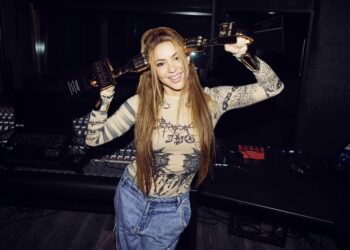 Shakira publica lista de canciones de su nuevo disco