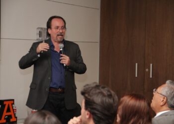 Enrique Glockner brinda cátedra en la Anáhuac Puebla