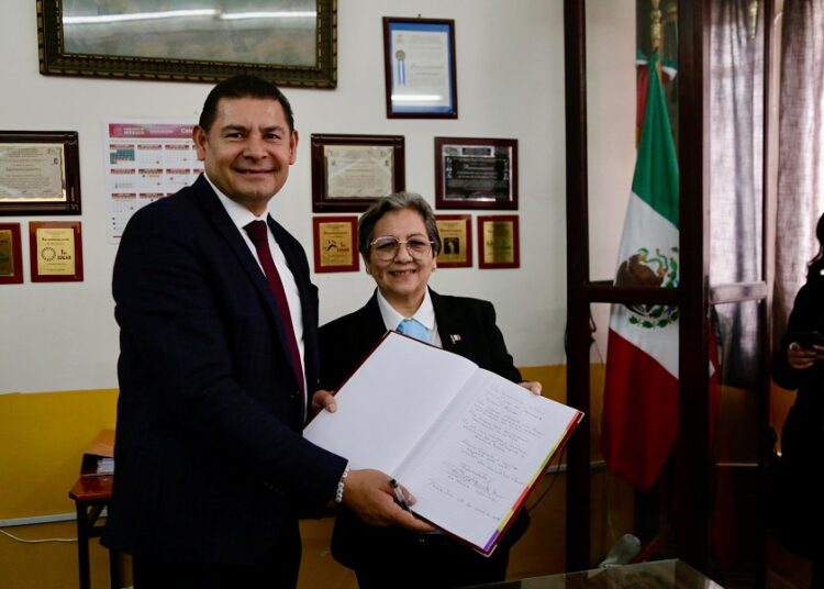 Armenta visita la que fue su escuela primaria “Simón Bolívar”