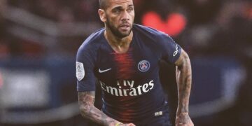 Condenan a Dani Alves a 4 años y medio de prisión por agresión sexual
