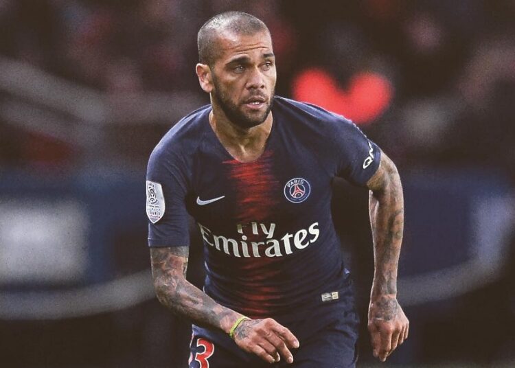 Condenan a Dani Alves a 4 años y medio de prisión por agresión sexual