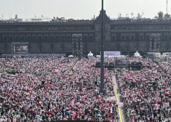Ciudadanos asisten a Marcha por la Democracia