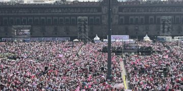 Ciudadanos asisten a Marcha por la Democracia