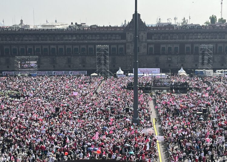 Ciudadanos asisten a Marcha por la Democracia