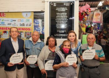Paola Angón reconoce a fundadores del mercado Cosme del Razo