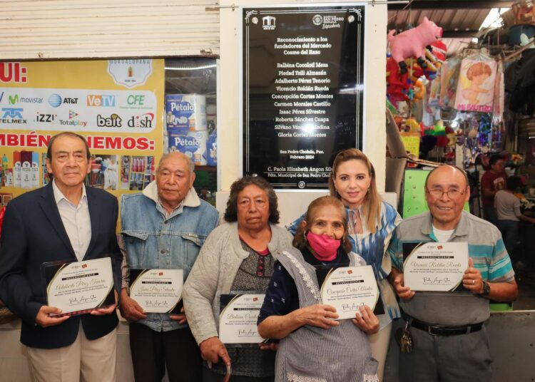 Paola Angón reconoce a fundadores del mercado Cosme del Razo