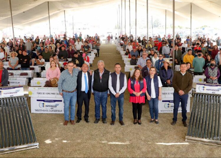Edmundo Tlatehui entrega calentadores solares