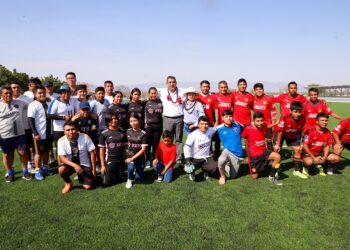 Sergio Salomón entrega cancha en Santa Catarina Tlaltempan