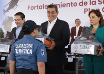 Céspedes preside entrega de equipo, vehículos y reconocimientos a policías estatales