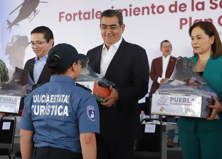 Céspedes preside entrega de equipo, vehículos y reconocimientos a policías estatales