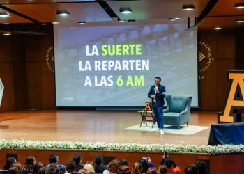Fundador de COLOüRS inspira a nuevas generaciones de Anáhuac Puebla