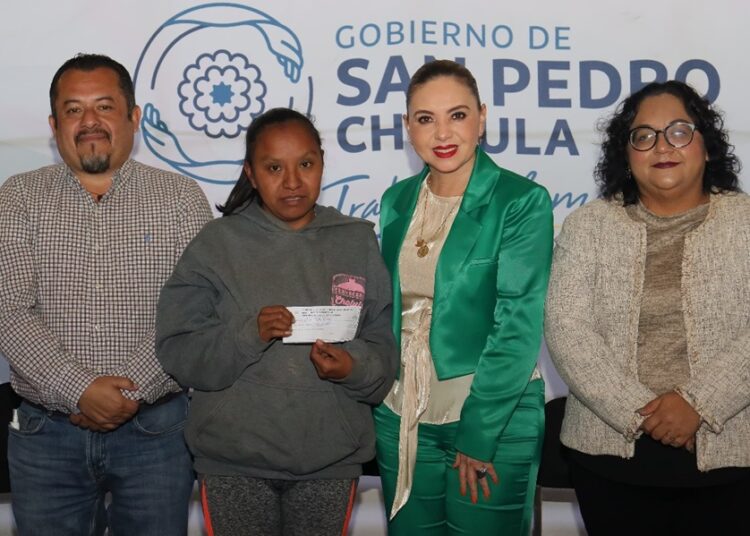 Paola Angón contribuye a economía de mujeres cholultecas