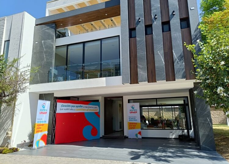 Upaep presenta primer premio del Sorteo 2024