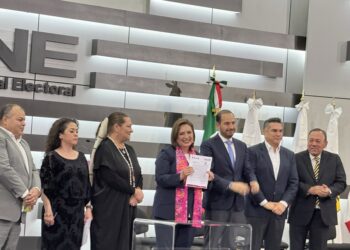 Xóchitl Gálvez se registra como candidata presidencial de la oposición ante el INE