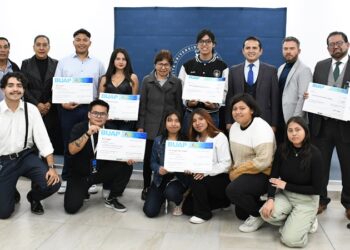Lilia Cedillo premia el talento de los universitarios