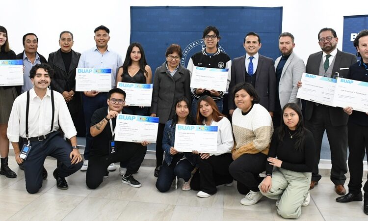 Lilia Cedillo premia el talento de los universitarios