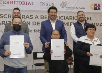 Gobierno estatal otorga escrituras a más de 700 familias poblanas