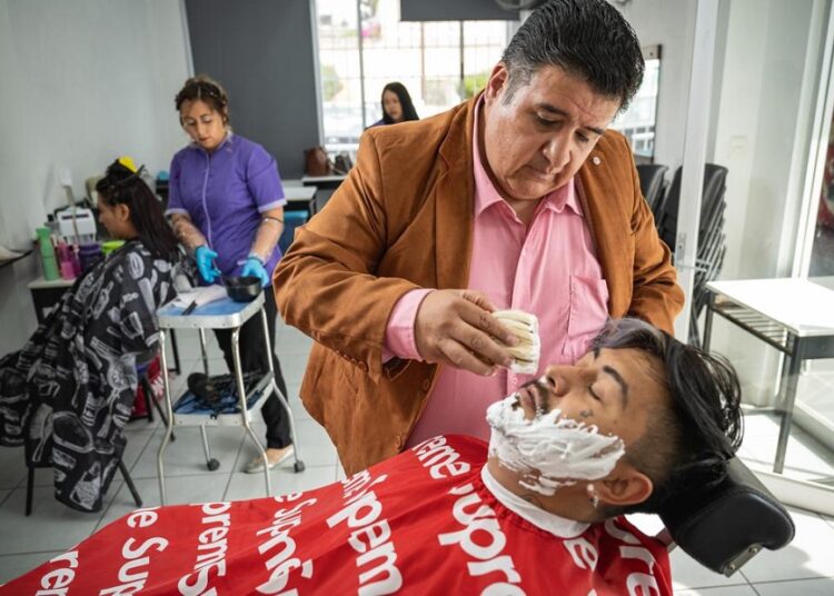 #HistoriaDeÉxito: Gonzalo Estrada, el mecánico industrial que se convirtió en barbero