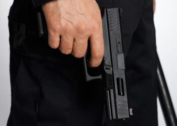 Detienen a 2 guardias por disparo accidental en Plaza Dorada