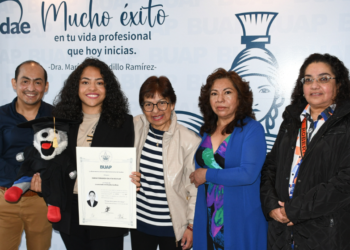 Estudiante con discapacidad auditiva se titula de Diseño Gráfico