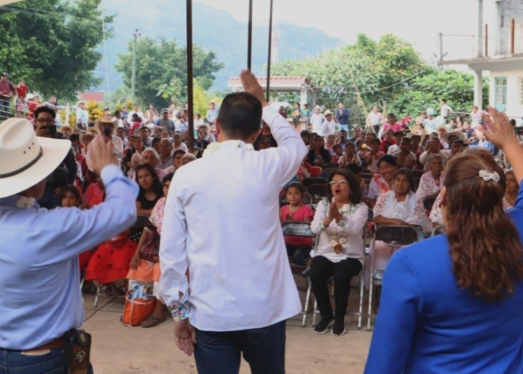 «Mejor servicio de salud» asegura Lalo Rivera en su gira por la Sierra Norte