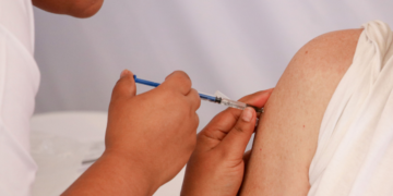 Continúa vigente jornada de vacunación contra COVID-19 e influenza: Salud