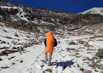 Helicópteros del Gobierno del Estado buscan alpinistas perdidos en Pico de Orizaba