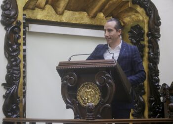 Mario Riestra presenta en la Libro de Derecho el libro ‘Leyendas Enfranjadas’