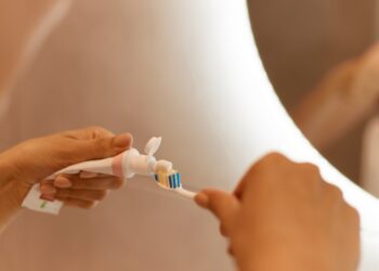 ¿Es recomendable lavarse los dientes después de comer?