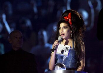 Publican libro de textos íntimos de Amy Winehouse