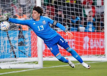 Memo Ochoa, primer portero mexicano en recibir mil goles 