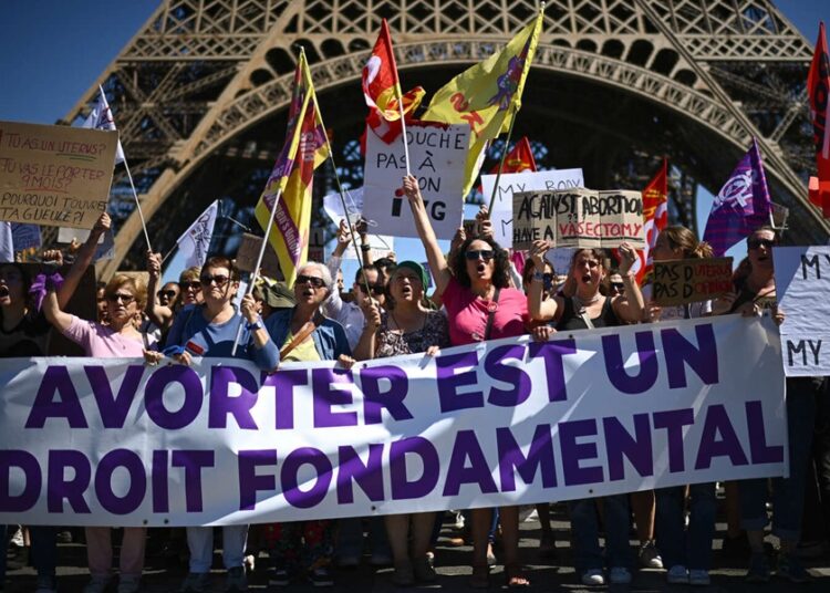 Francia, primer país en incluir el derecho al aborto en la Constitución
