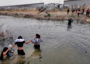 Supremo de EEUU da vía libre a Texas para detener y expulsar migrantes