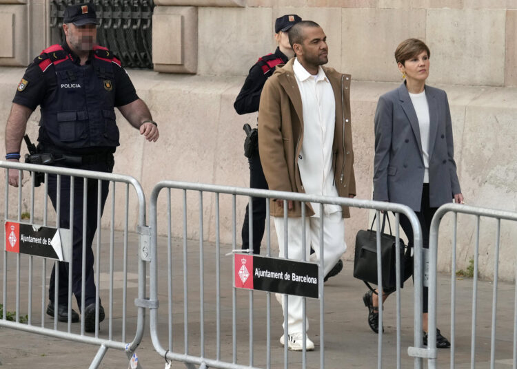 Dani Alves comparece en los juzgados tras salir en libertad